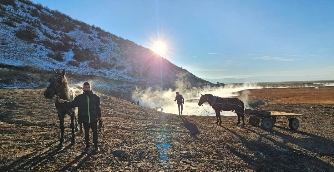 Burası Antartika değil Bitlis! Eksi 15 derecede atlarla kaplıca keyfi - Resim: 18